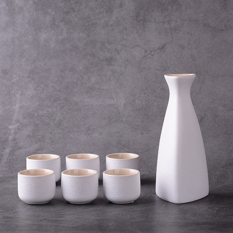 Elegant Japans keramisch sake en theeservies in traditioneel zwart-wit design. Luxe drinkset voor huisdecoratie.