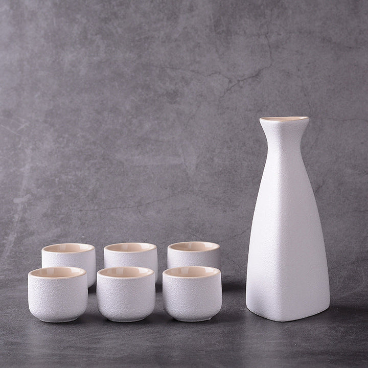 Elegant Japans keramisch sake en theeservies in traditioneel zwart-wit design. Luxe drinkset voor huisdecoratie.