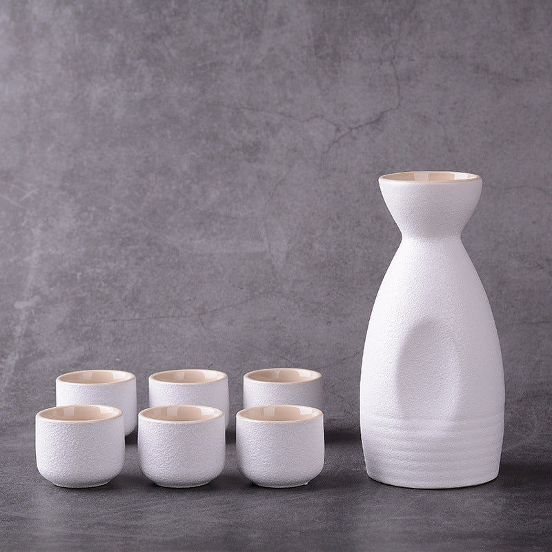 Japans keramisch sake theeservies met vierkante en ronde vormen. Traditionele, elegante drinkset in zwart-wit.