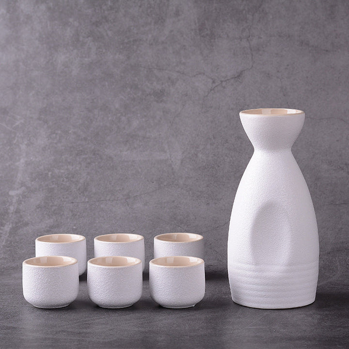 Japans keramisch sake theeservies met vierkante en ronde vormen. Traditionele, elegante drinkset in zwart-wit.