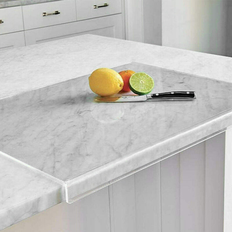 Transparante acryl snijplank met antislip randen, ideaal voor veilig snijden en hakken in de moderne keuken.