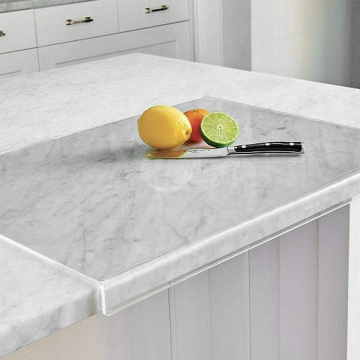 Transparante acryl snijplank met antislip randen, ideaal voor veilig snijden en hakken in de moderne keuken.