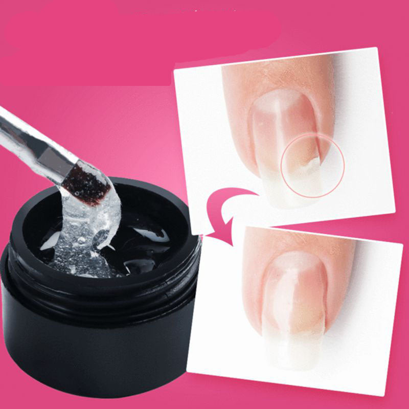 Vrouw geniet van thuismanicure met AlisaNails nagel reparatie gel; voor prachtige, sterke en gezonde nagels.