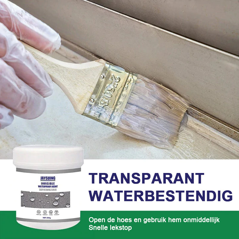 Klusser brengt transparante waterdichte coating aan met kwast voor lekkage reparatie. Effectieve vochtwering.