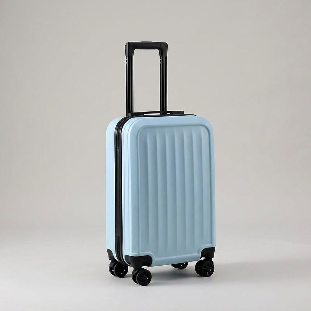 Stijlvolle zwarte geribbelde trolley koffer met combinatieslot, ideaal voor reizen.
