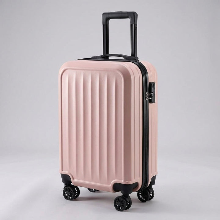 Moderne zilveren geribbelde trolley voor stijlvol en zorgeloos reizen; met combinatieslot.