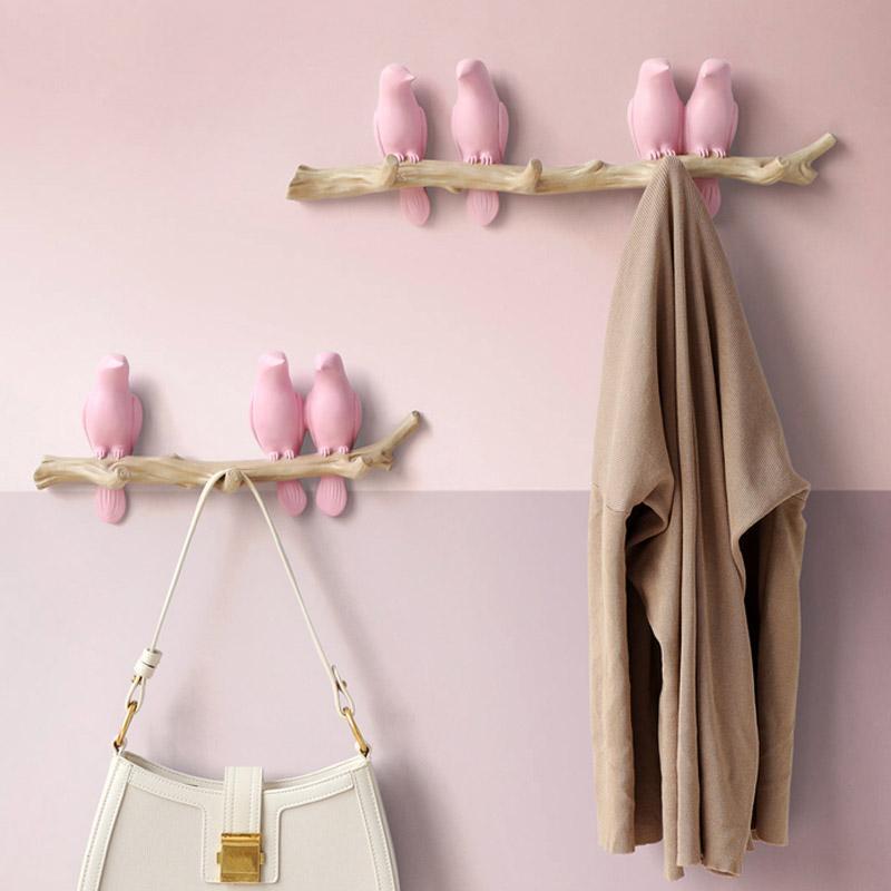 Moderne hars kapstok met vogels op een tak, verkrijgbaar in diverse kleuren voor elk interieur.