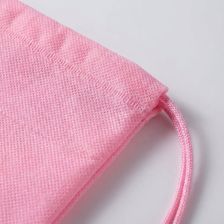 Compacte trekkoord schoenopbergzak, perfect voor ruimtebesparende opslag. Essentieel reisaccessoire voor je schoenen.