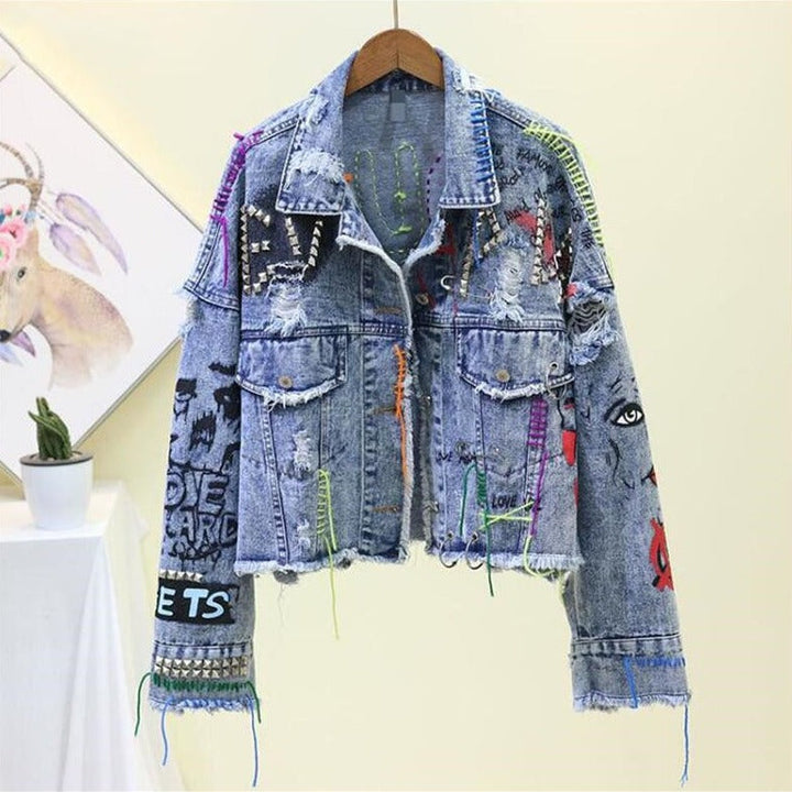Trendy blauwe dames spijkerjas, ideaal voor voorjaar en zomer. Stijlvolle bovenkleding voor elke vrouw.