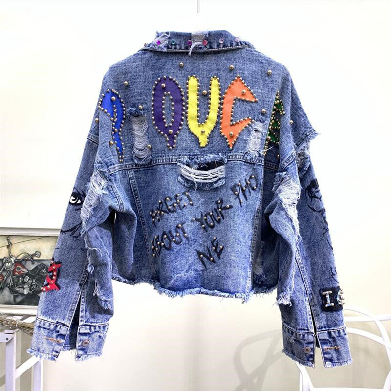 Damesmode: trendy spijkerjas in blauw, een onmisbaar item voor je voorjaars- of zomeroutfit.