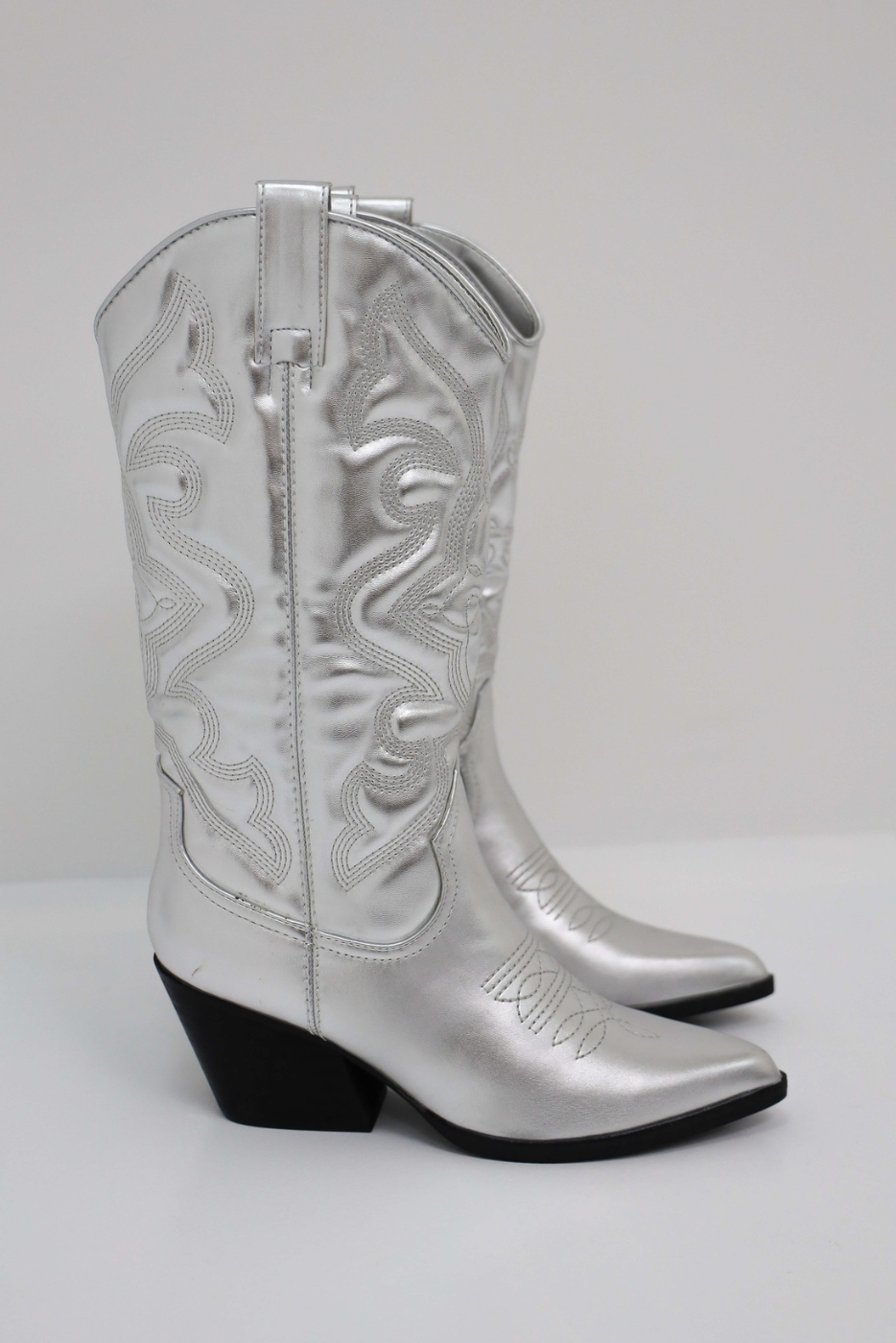 "Trendy bruine cowboy laarzen voor dames met puntige neus, kniehoge stijl en subtiele western stiksels, ideaal voor herfst."
