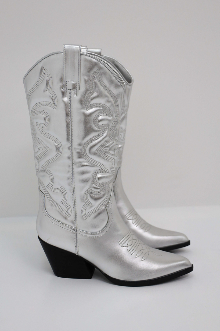 "Trendy bruine cowboy laarzen voor dames met puntige neus, kniehoge stijl en subtiele western stiksels, ideaal voor herfst."