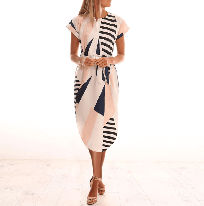 Casual zomerjurk voor dames, asymmetrisch model met levendige print en verstelbare taillengordel.