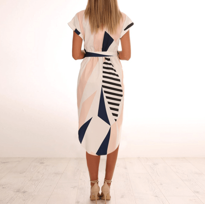 Elegante midi-jurk voor dames met unieke asymmetrische snit, trendy print en comfortabele pasvorm.