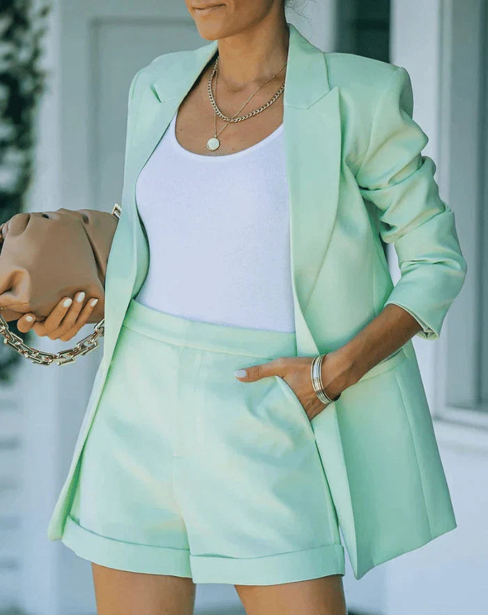 Modieuze damespak set met blazer en bijpassende shorts, ideaal voor een elegante kantoor- of feestoutfit.