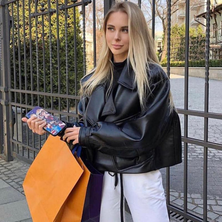 Trendy dames tussenjas: een stijlvol leren bomberjack voor moderne vrouwen. Ideaal voor veelzijdige outfits in elke kleur.