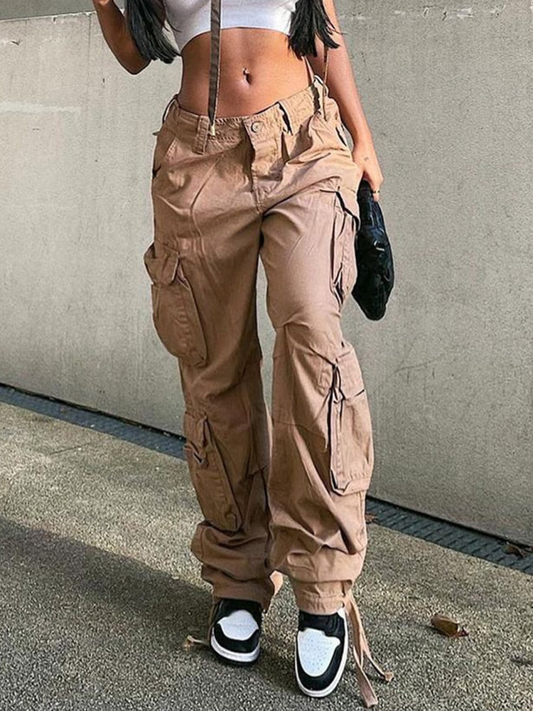 Comfortabele dames cargo broek met wijde pijpen, trendy voor zomerse damesmode en casual outfits.