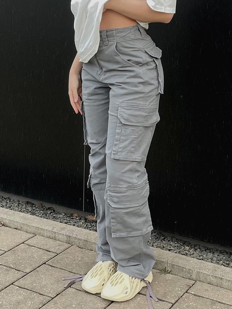 Stijlvolle dames cargo broek met wijde pijpen, perfect voor een trendy en ontspannen lente-look.