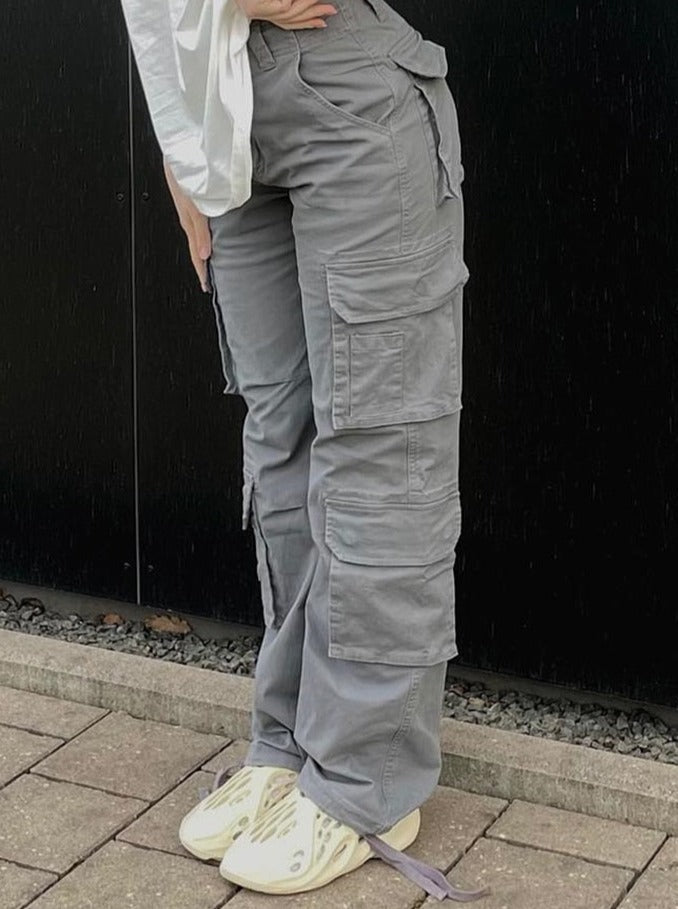 Lichte dames cargo broek met wijde pijpen, comfortabel en trendy voor lente/zomer damesmode.