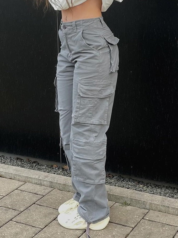 Deze trendy damesbroek heeft wijde pijpen en cargo details. Comfortabel voor een moderne look.