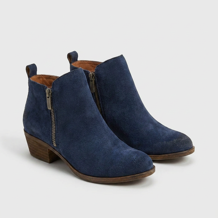 Nieuwe collectie dames enkellaarsjes met hak. Trendy retro stijl in zwart, rood of blauw voor zomer.