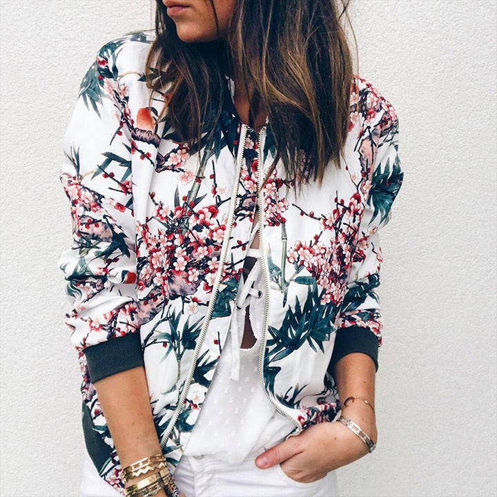 Zomerse dames jas met kleurrijke bloemenprint, ideaal voor een frisse casual stijl.