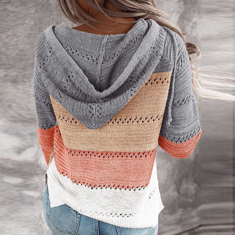 Damessweater met patchwork en capuchon, biedt comfort en een trendy uitstraling voor de vrouw.