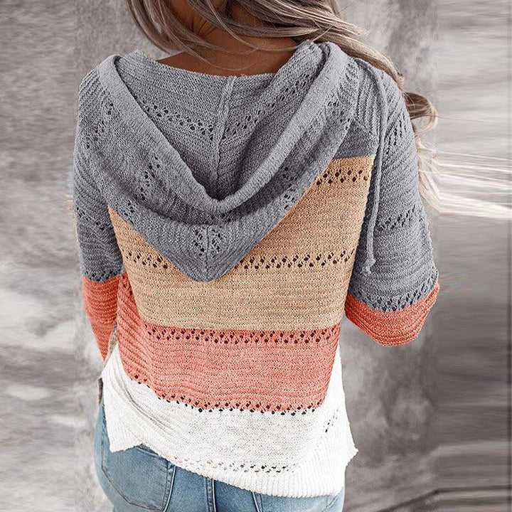 Damessweater met patchwork en capuchon, biedt comfort en een trendy uitstraling voor de vrouw.