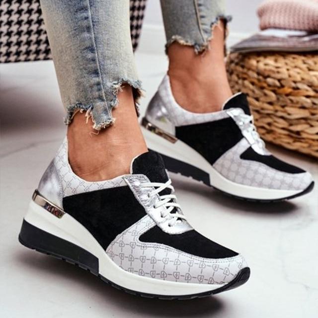 Dames draagt trendy PetraSneaks sneakers. Comfortabele en sportieve damesschoenen, ideaal voor een stijlvolle casual look.