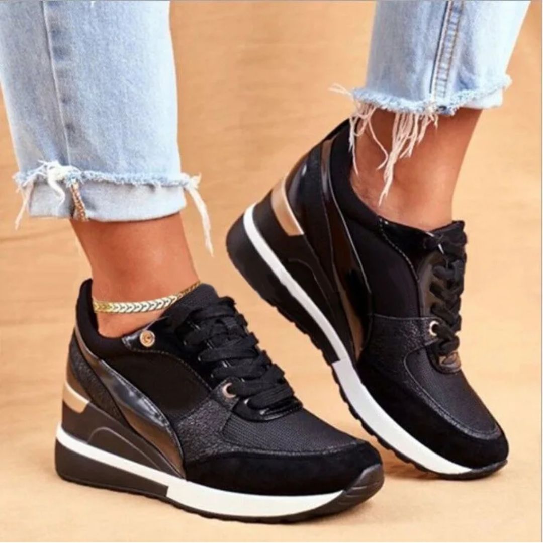 Achterzicht van PetraSneaks dames sneakers. Modieuze en comfortabele schoenen voor dames, perfect voor fashion en sportief gebruik.