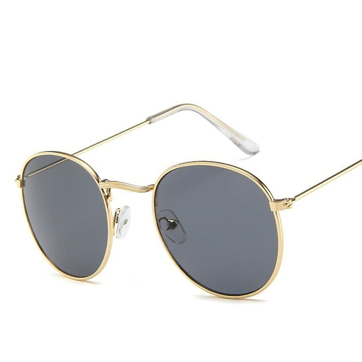 Stijlvolle zwarte retro dameszonnebril, trendy accessoire met goede oogbescherming voor de zomer.