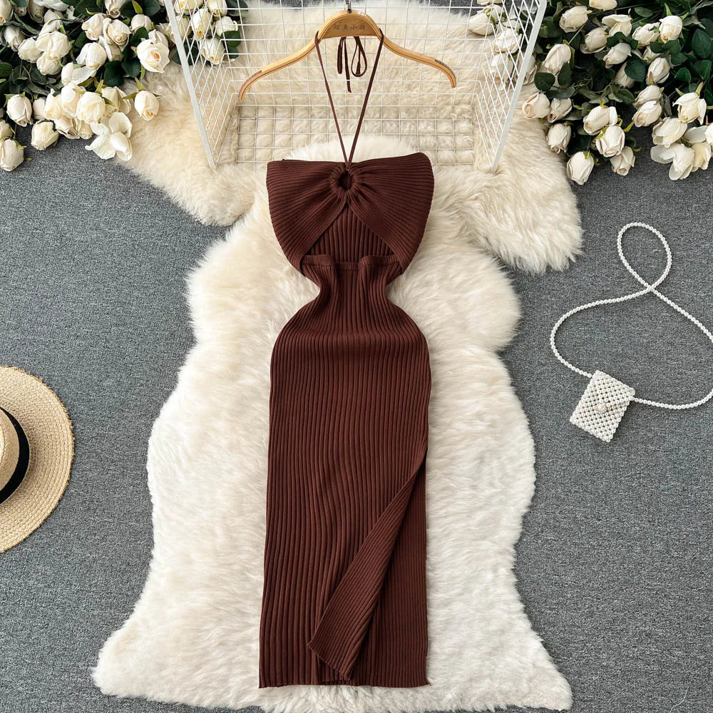 Modieuze dames jurk: lange jurk met rugloos design en zijsplit. Ideaal voor een zomerse bruiloft.