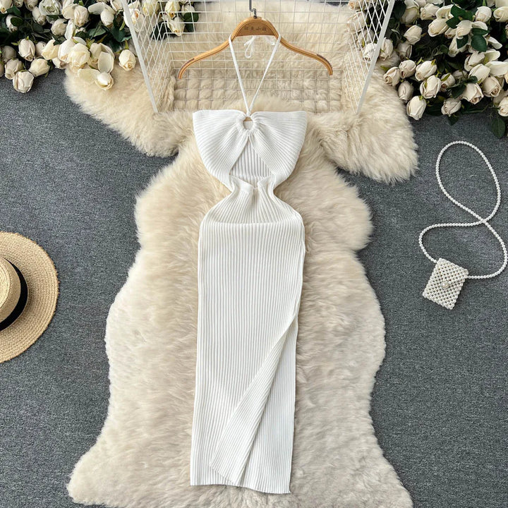 Zomerse elegantie: dames rugloze maxi jurk met diepe zijsplit. Perfect voor een chique strandfeest.