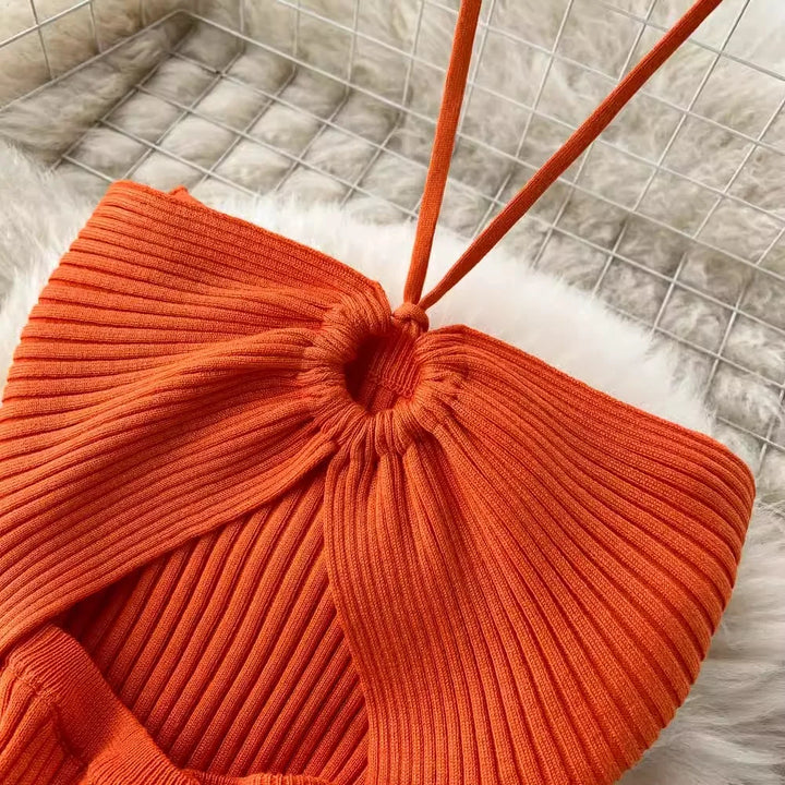 Chique gebreide maxi jurk voor dames. Rugloos en met een trendy split, ideaal voor speciale gelegenheden.