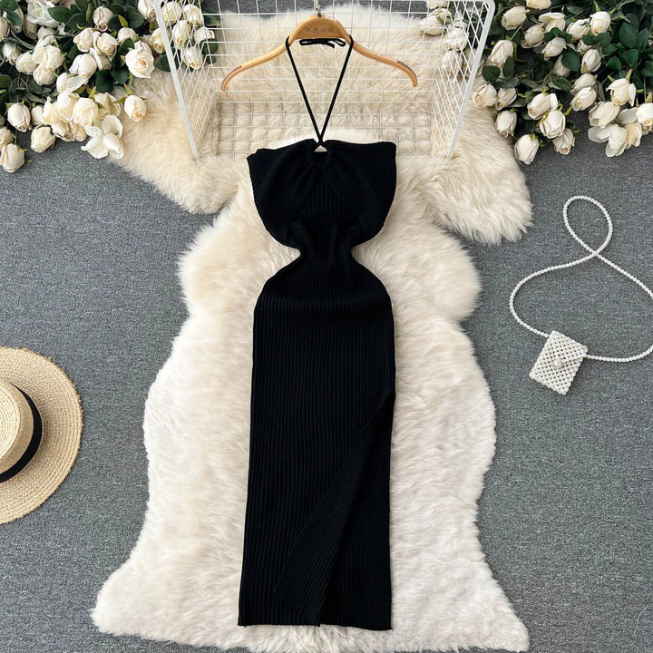 Dames kleding: een tijdloze rugloze maxi jurk met zijsplit. Veelzijdig en modieus voor elk seizoen.