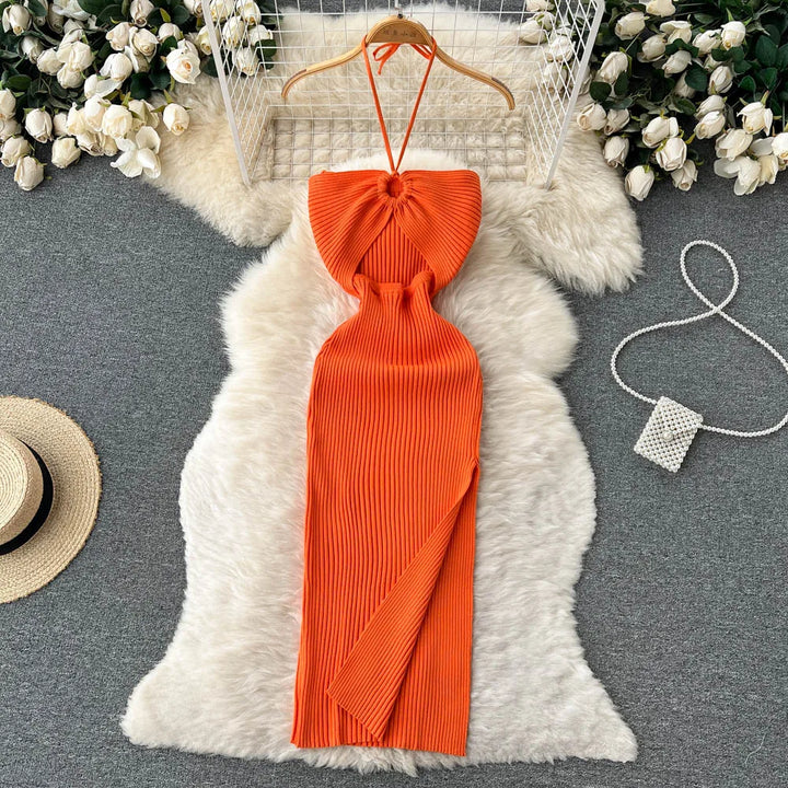 Gebreide dames maxi jurk met open rug en zijsplit. Elegant en speels voor een trendy look.