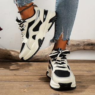 Beige dames platform sneakers met hoge zool. Comfortabele en trendy schoenen uit de nieuwe collectie. Casual mode.