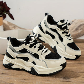 Zwarte dames platform sneakers met hoge zool. Stijlvolle en comfortabele streetwear schoenen voor dagelijks gebruik.