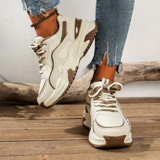 Moderne dames sneakers met hoge zool. Perfecte casual schoenen voor een trendy streetwear outfit en dagelijks comfort.