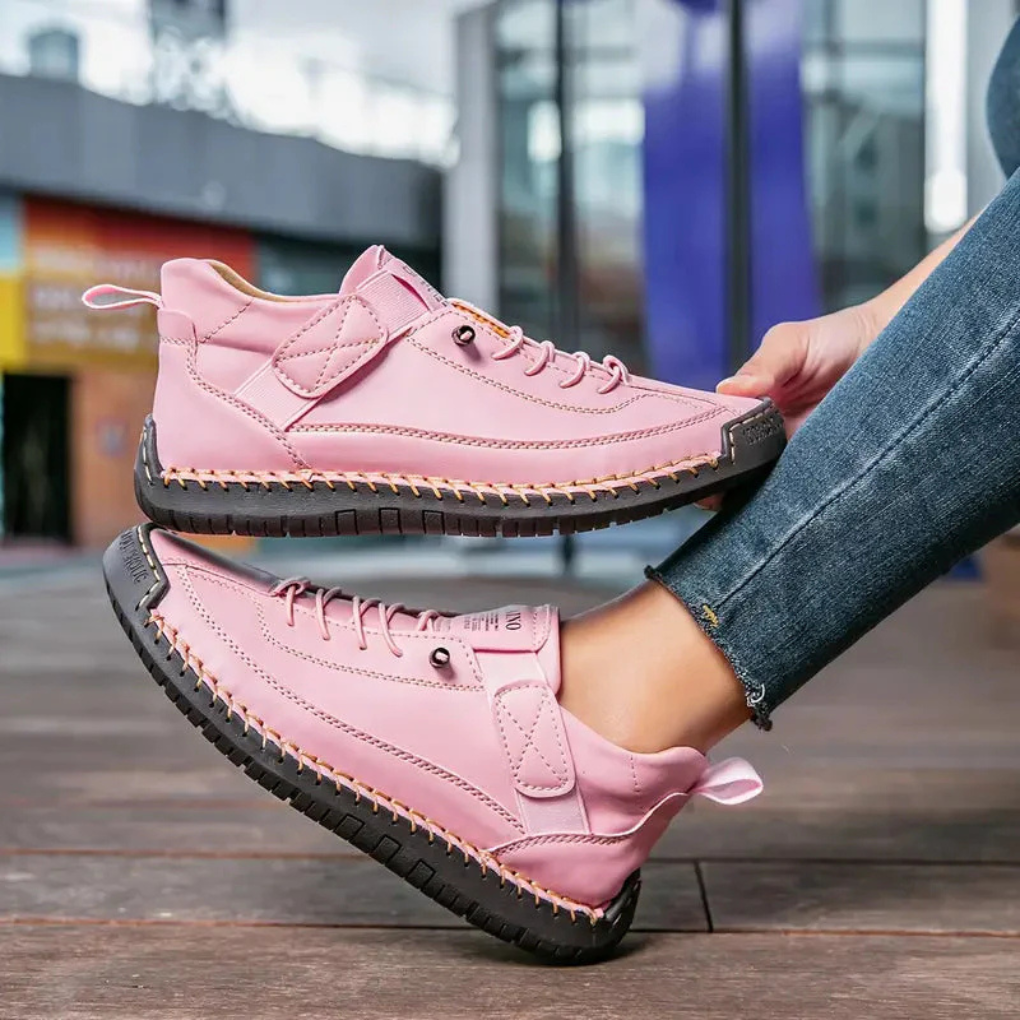 Elegante zwarte lage dames sneakers, perfect voor zowel kantoor als vrije tijd, met nadruk op comfort en stijl.