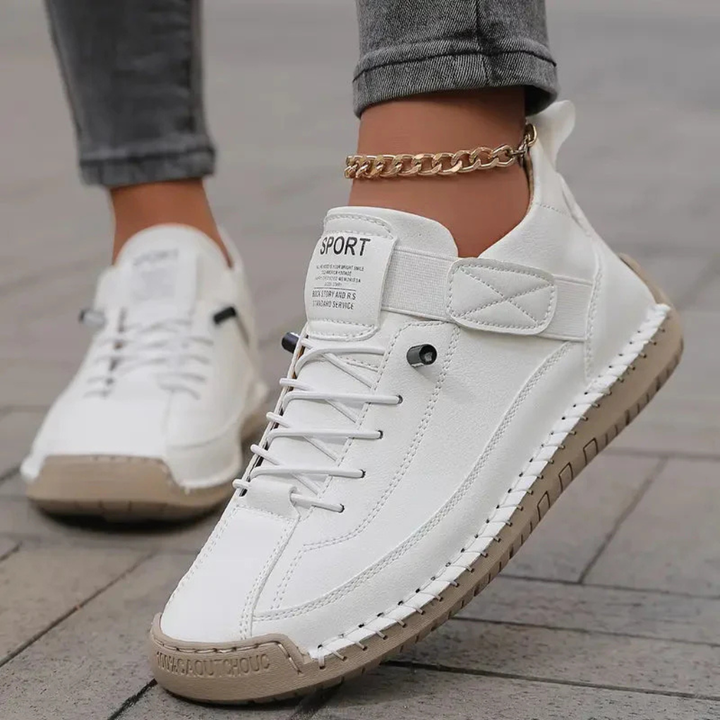 Stijlvolle witte dames sneakers met duurzame zool, combineert trendy design met praktisch voetcomfort.