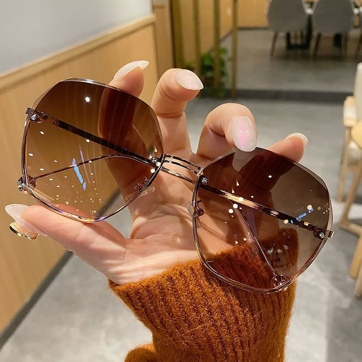 Trendy dames zonnebril met grote glazen, beschermt en voegt stijl toe aan elke zomerse outfit.