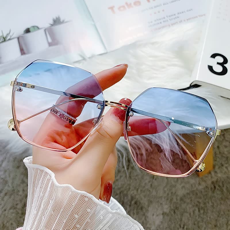 Trendy dames zonnebril, grote, donkere glazen, elegant voor zomerse accessoires en zonbescherming.
