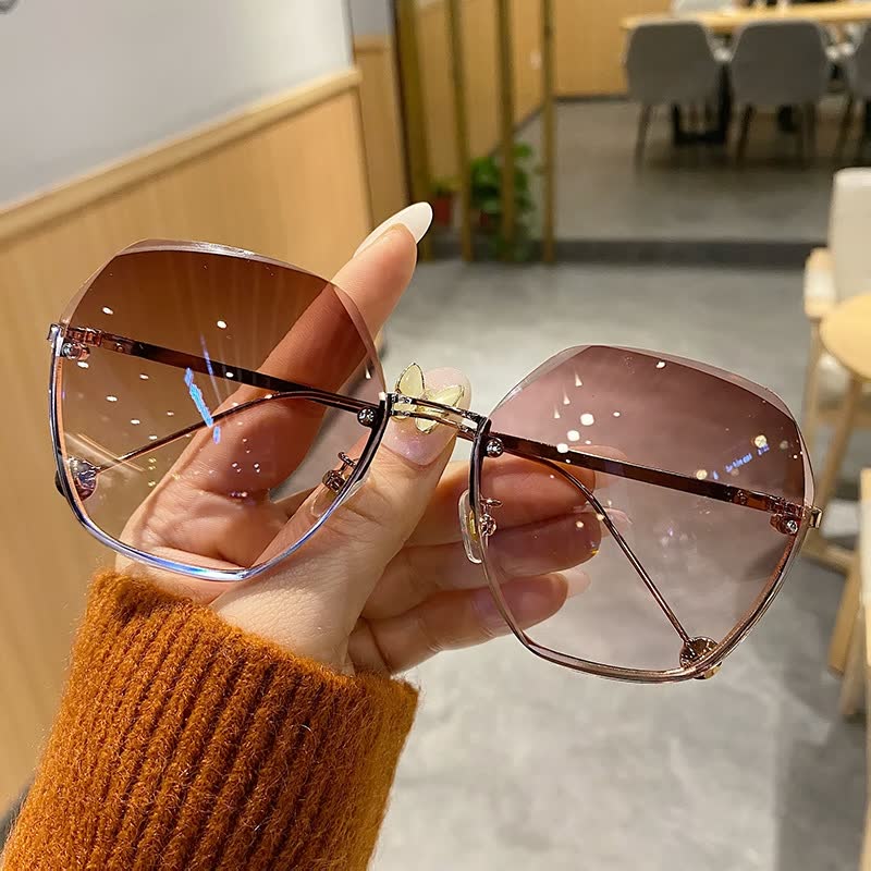 Modieuze dames zonnebril met oversized glazen, perfect voor een trendy zomerse look.