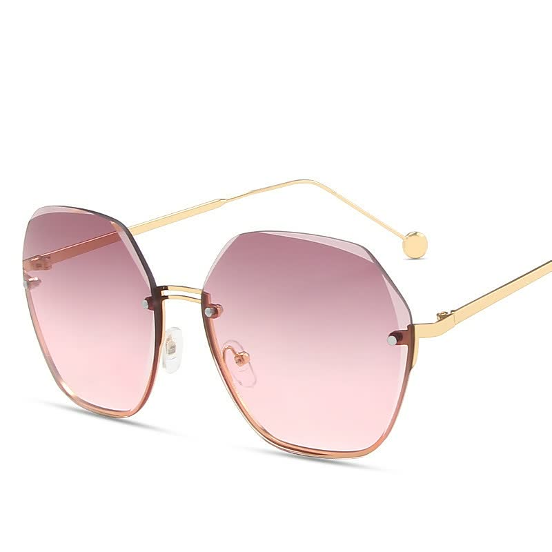 Zonnebril voor dames, grote vierkante glazen, trendy montuur, modieuze blikvanger voor de zomer.