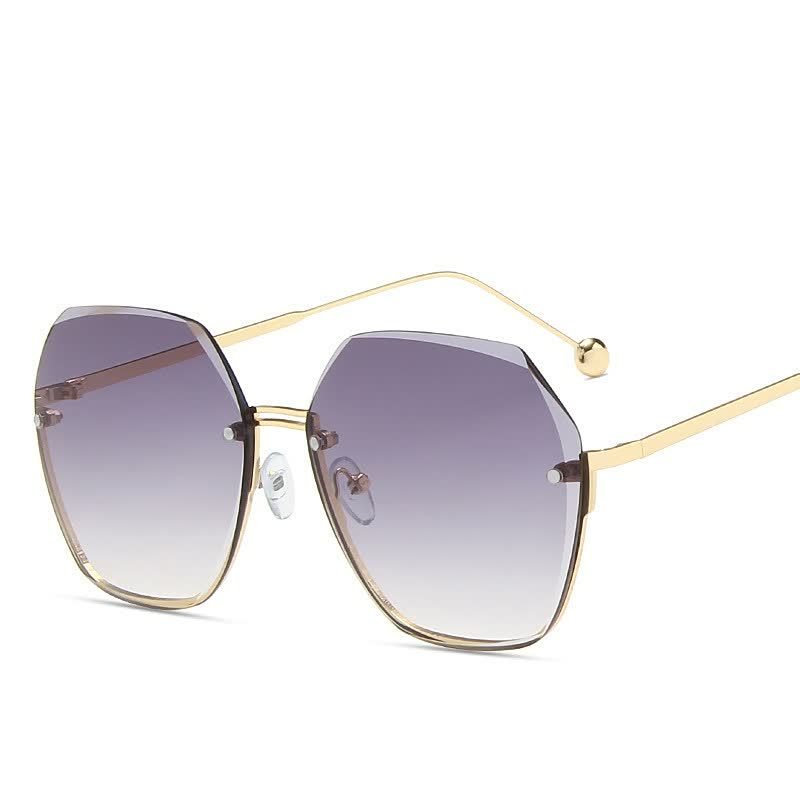 Dames zonnebril met grote glazen, trendy stijl, must-have accessoire voor zomerse dagen.