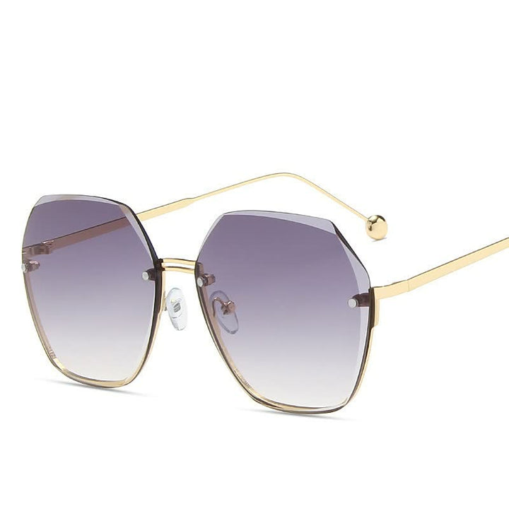 Dames zonnebril met grote glazen, trendy stijl, must-have accessoire voor zomerse dagen.