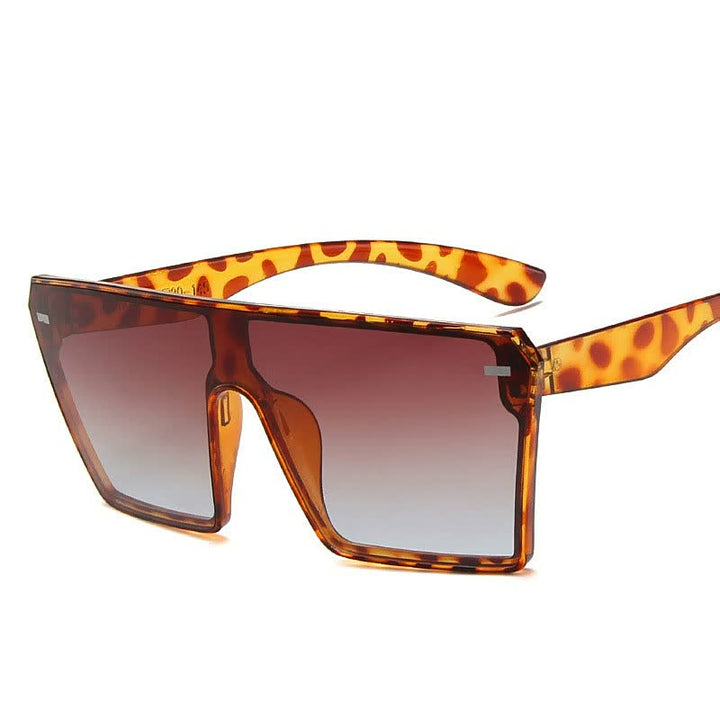 Modieuze dames zonnebril met uniek trendy design, ideaal voor zomerse festivals en stijlvolle outfits.