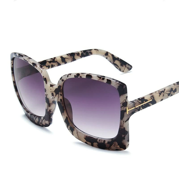 Trendy dameszonnebril met stijlvolle luipaardprint voor modebewuste vrouwen. Perfect voor de zomer.