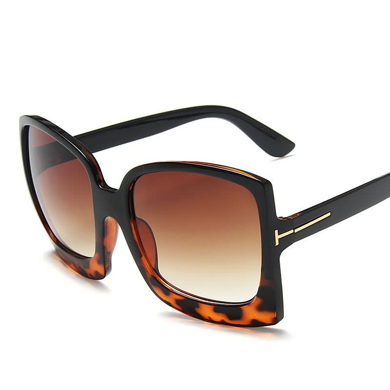 Elegante dames zonnebril met luipaardprint. Een must-have accessoire voor elke fashionista deze zomer.